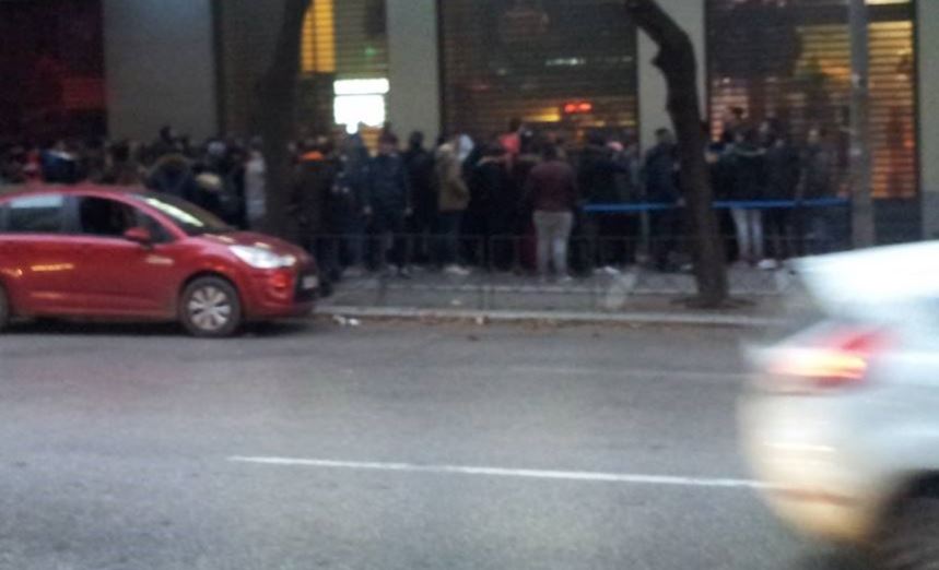 Ουρές έξω από καταστήματα στη Θεσσαλονίκη για την Black Friday – ΦΩΤΟ