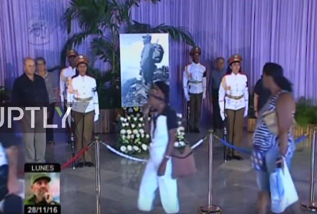 LIVE – Οι Κουβανοί αποχαιρετούν τον Φιντέλ Kάστρο