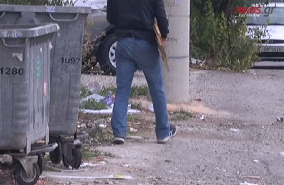 Ο Guardian για τους Έλληνες που ψάχνουν ξύλα στα σκουπίδια – ΒΙΝΤΕΟ