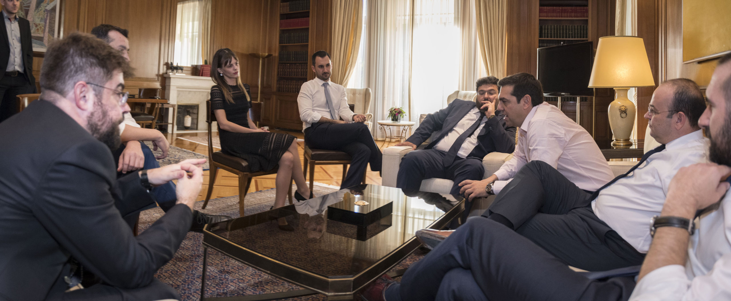 Συνάντηση του Τσίπρα με τα νεότερα σε ηλικία μέλη της κυβέρνησης – ΦΩΤΟ