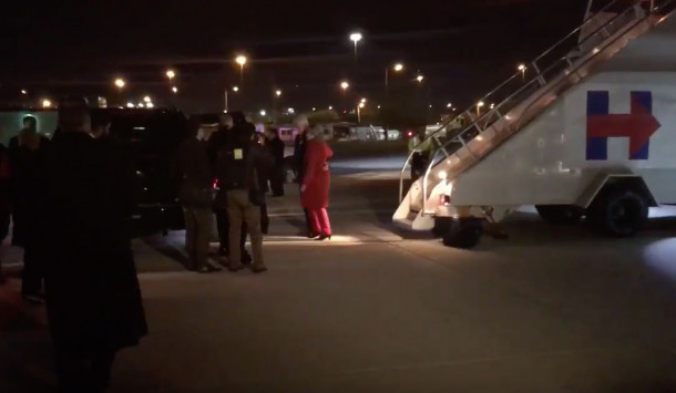 Υποβασταζόμενη η Κλίντον μπαίνει στο αυτοκίνητο της συνοδείας της – ΒΙΝΤΕΟ