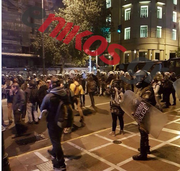 Στο ύψος της Κλαυθμώνος με αστυνομικό μπλόκο οι πορείες στο κέντρο της Αθήνας