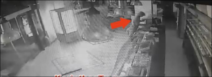 Διέλυσαν την είσοδο με το αγροτικό και έκλεψαν την ταμειακή – ΒΙΝΤΕΟ