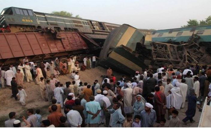 Τραγωδία στο Καράτσι από σύγκρουση τρένων – 16 νεκροί