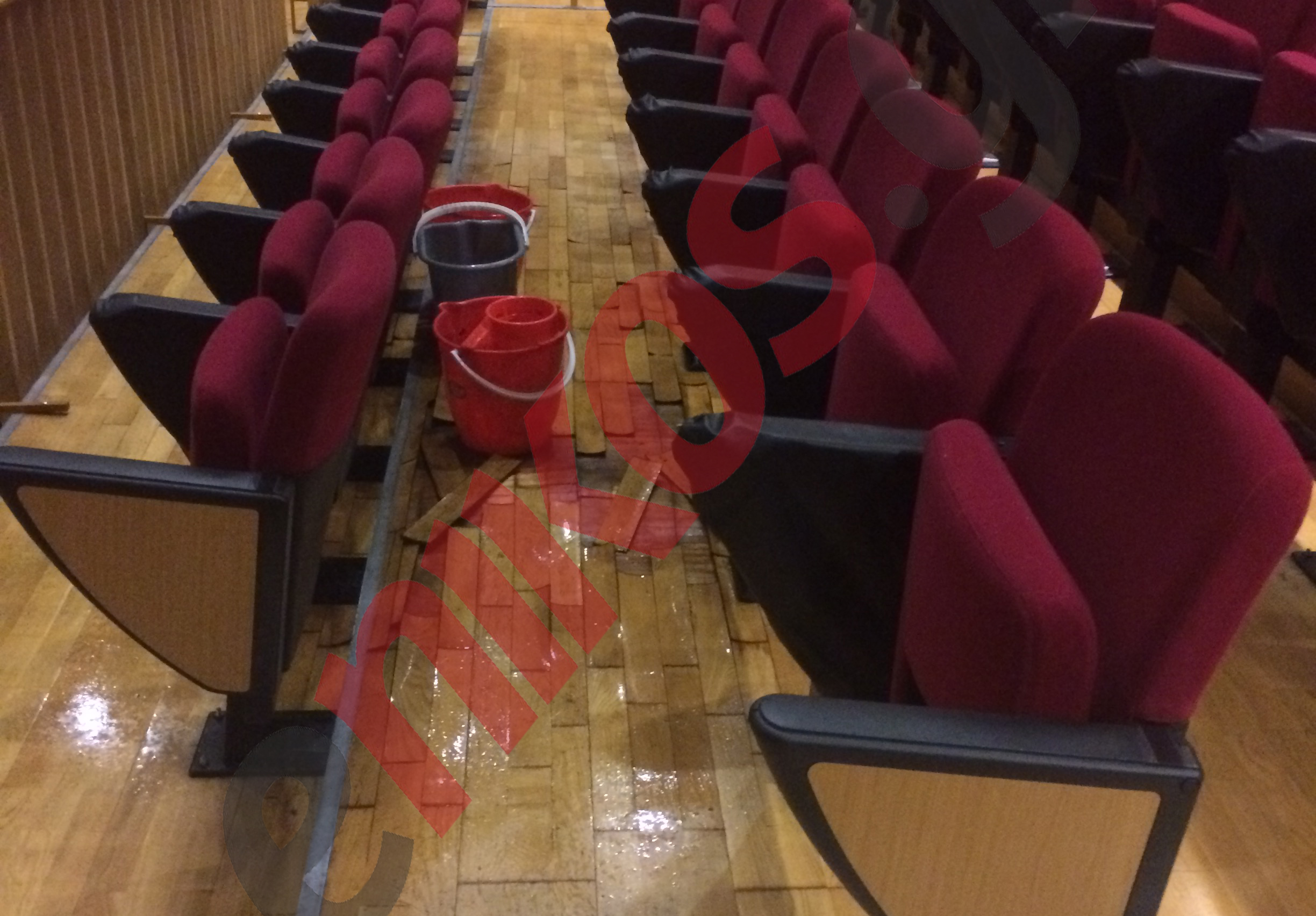 Επιστράτευσαν… κουβάδες στο αμφιθέατρο του Εφετείου – ΦΩΤΟ αναγνώστη