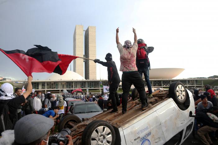 Βραζιλία: Βίαια επεισόδια σε διαδήλωση κατά των μέτρων λιτότητας – ΦΩΤΟ