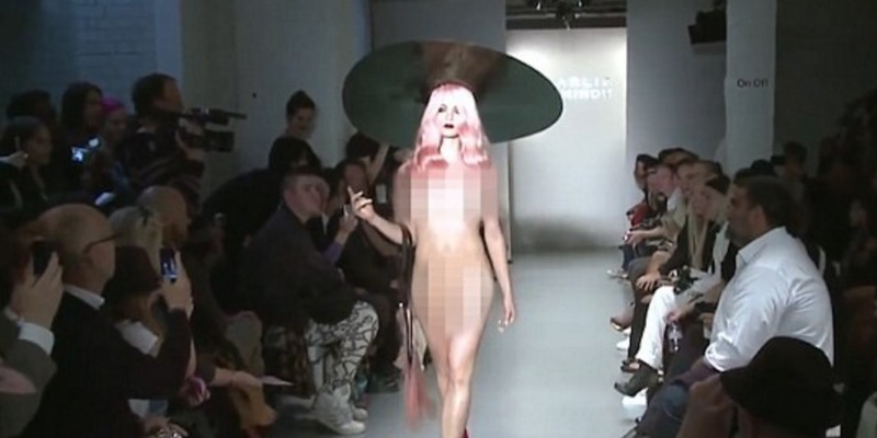 Επίδειξη μόδας με… αόρατα ρούχα – ΒΙΝΤΕΟ