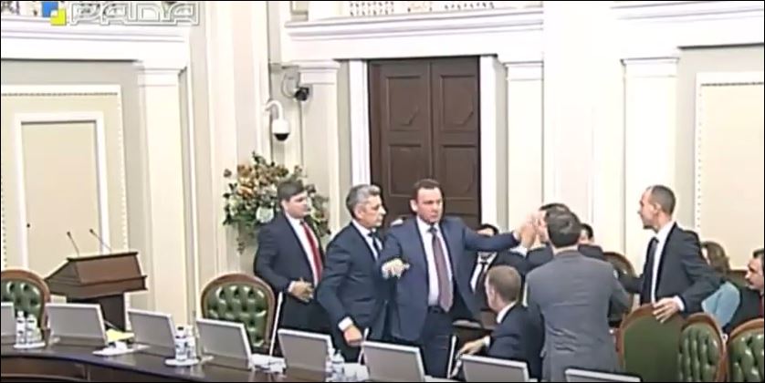 Η βουλή της Ουκρανίας μετατράπηκε σε… ρινγκ – ΒΙΝΤΕΟ