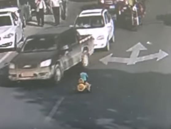 Ένας 3χρονος “οδηγός” σε πολυσύχναστο αυτοκινητόδρομο στην Κίνα – ΒΙΝΤΕΟ