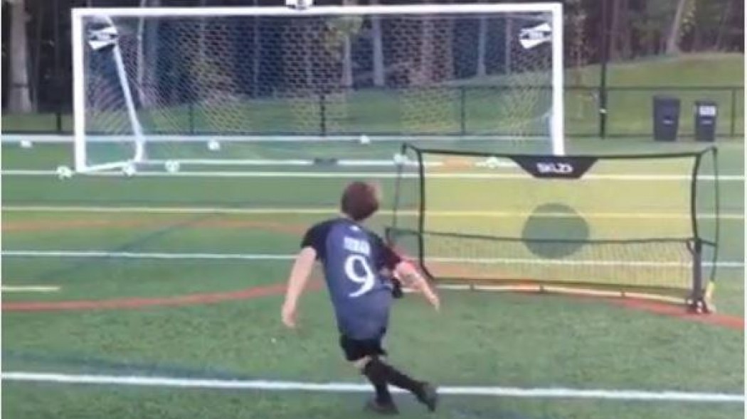 Ο 8χρονος που κάνει θραύση στο διαδίκτυο – ΒΙΝΤΕΟ