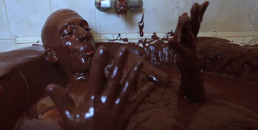 Έκανε μπάνιο με… σοκολάτα – ΒΙΝΤΕΟ