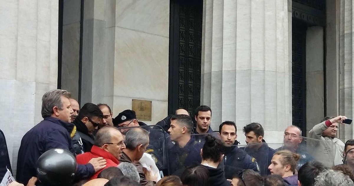 Ένταση στη Θεσσαλονίκη μεταξύ αστυνομικών και διαδηλωτών κατά των πλειστηριασμών – ΒΙΝΤΕΟ