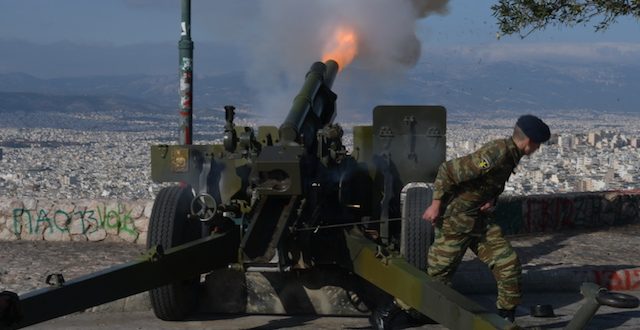 Οι 21 κανονιοβολισμοί από τον Λυκαβηττό για τον Κωστή Στεφανόπουλο – ΦΩΤΟ