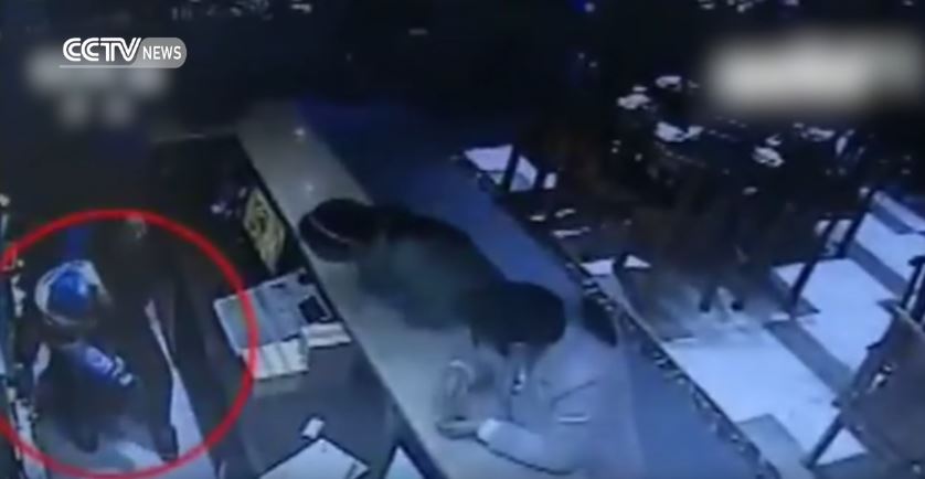 Καρέ-καρέ η απαγωγή βρέφους από εστιατόριο στην Κίνα – ΒΙΝΤΕΟ