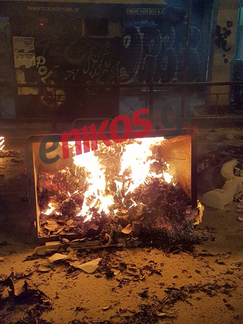 Φωτιά σε κάδους απορριμμάτων στο κέντρο της Αθήνας – ΦΩΤΟ