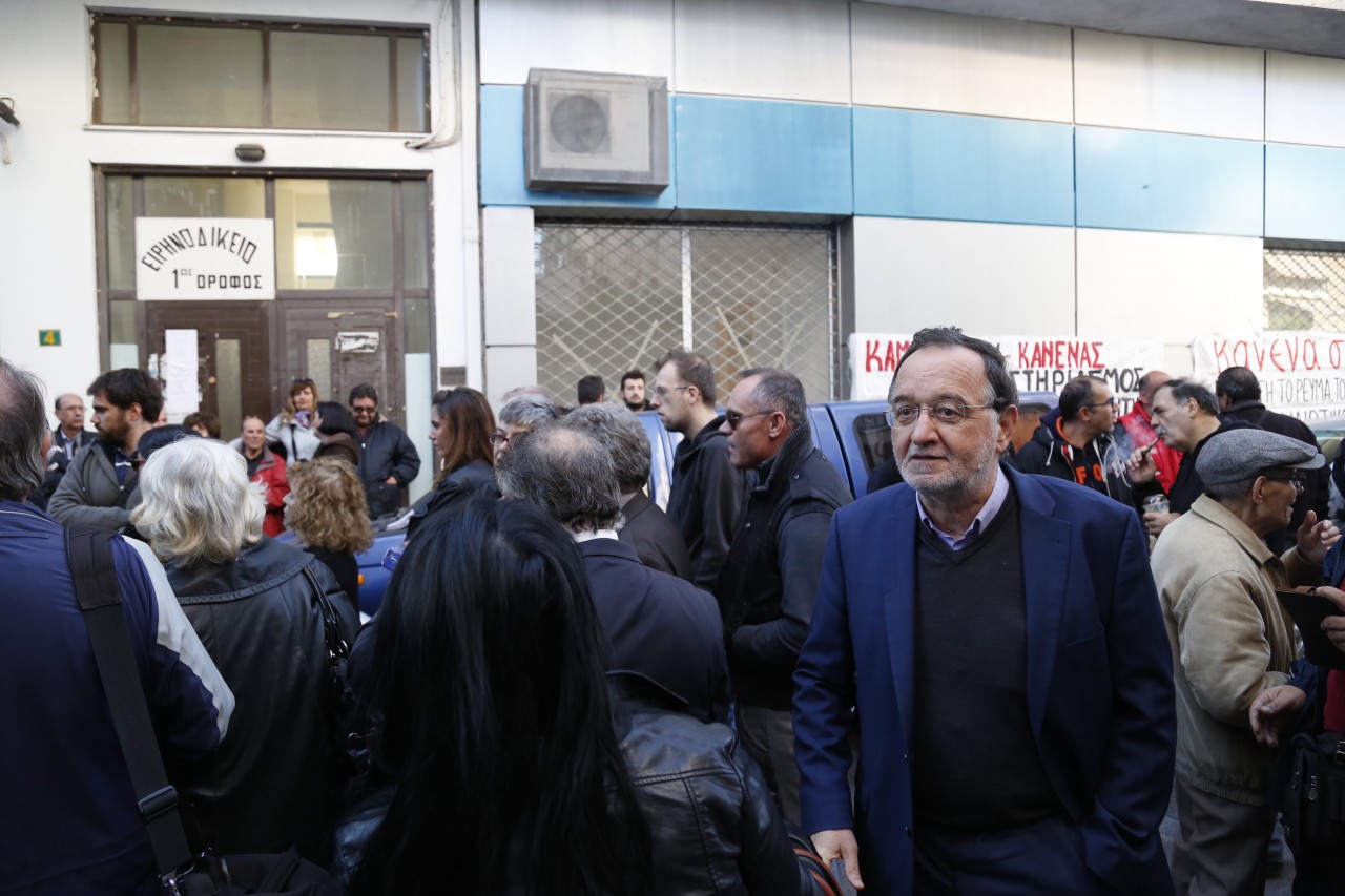 Συγκέντρωση οργανώσεων στο Ειρηνοδικείο Περιστερίου κατά πλειστηριασμού – ΦΩΤΟ