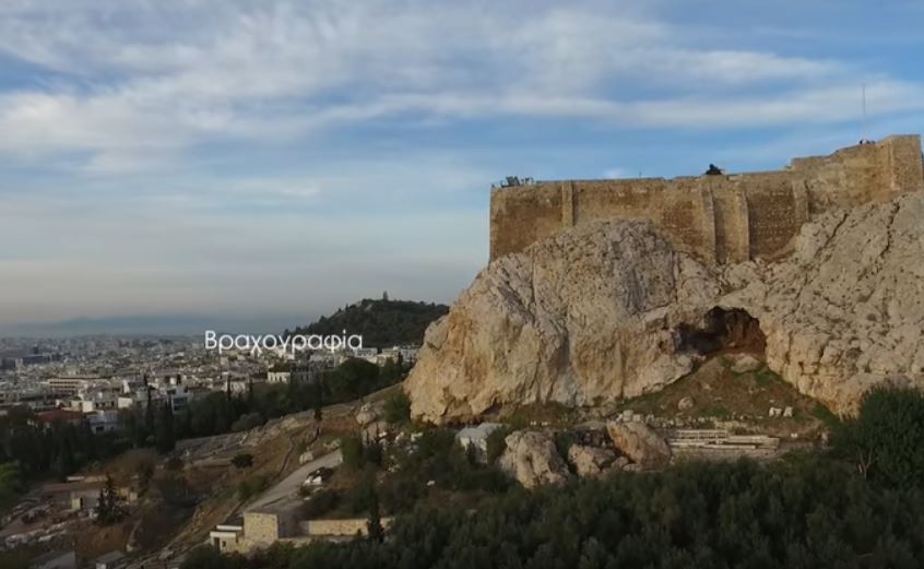 Η άγνωστη βραχογραφία στην Ακρόπολη – BINTEO