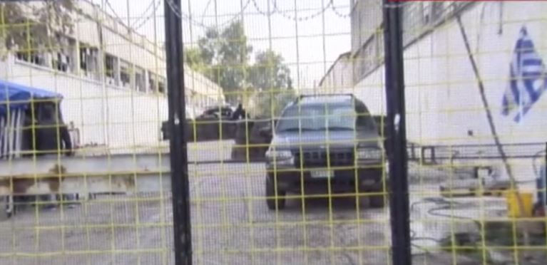 15 προσαγωγές στον Βοτανικό – Εντοπίστηκαν φωτοβολίδες, τσεκούρι και ασύρματοι – BINTEO