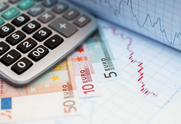 Kλήθηκε να πληρώσει 30.000 ευρώ από… απλήρωτες κλήσεις του πρώην συζύγου της