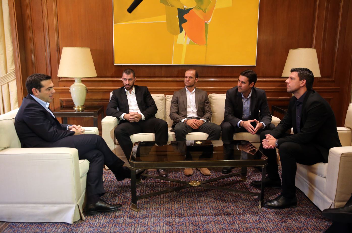 Σε εξέλιξη η συνάντηση Τσίπρα με τους διεθνείς ποδοσφαιριστές του 2004 – ΦΩΤΟ