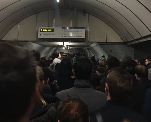 Τέσσερις σταθμοί έχουν κλείσει στο Λονδίνο λόγω πολυκοσμίας – ΤΩΡΑ