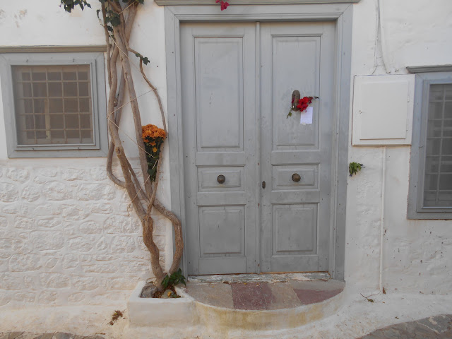 Λουλούδια έξω από το σπίτι του Λέοναρντ Κοέν στην Ύδρα – ΦΩΤΟ