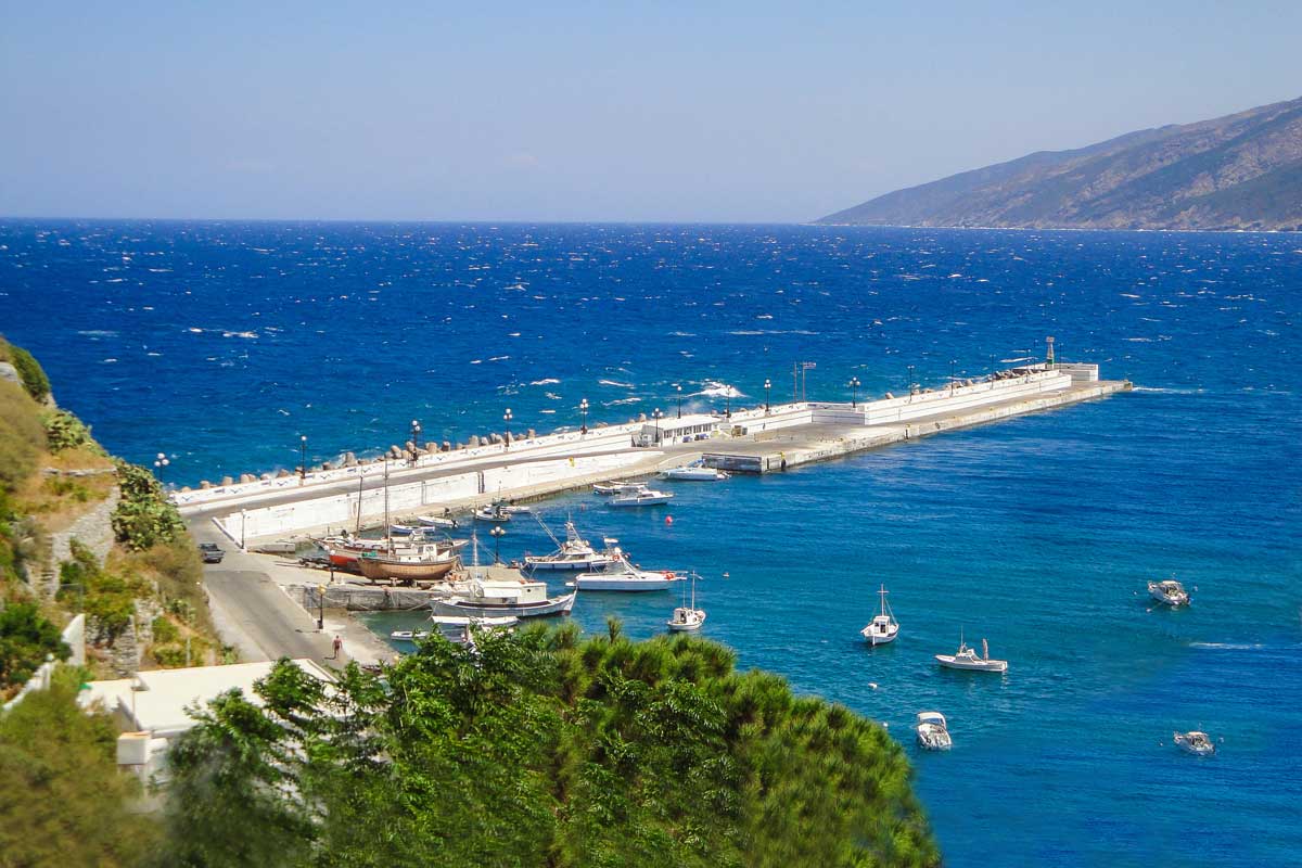 Ικαρία – Αντί να επιβιβαστεί στο πλοίο, έπεσε με το αυτοκίνητό της στη θάλασσα