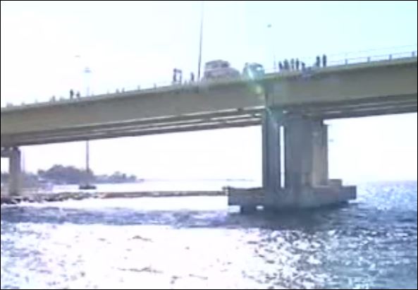 Έριξαν τους «υπουργούς» στη θάλασσα – ΒΙΝΤΕΟ