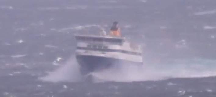 Η συγκλονιστική «μάχη» του πλοίου με τα κύματα στο στενό Τήνου-Μυκόνου – ΒΙΝΤΕΟ