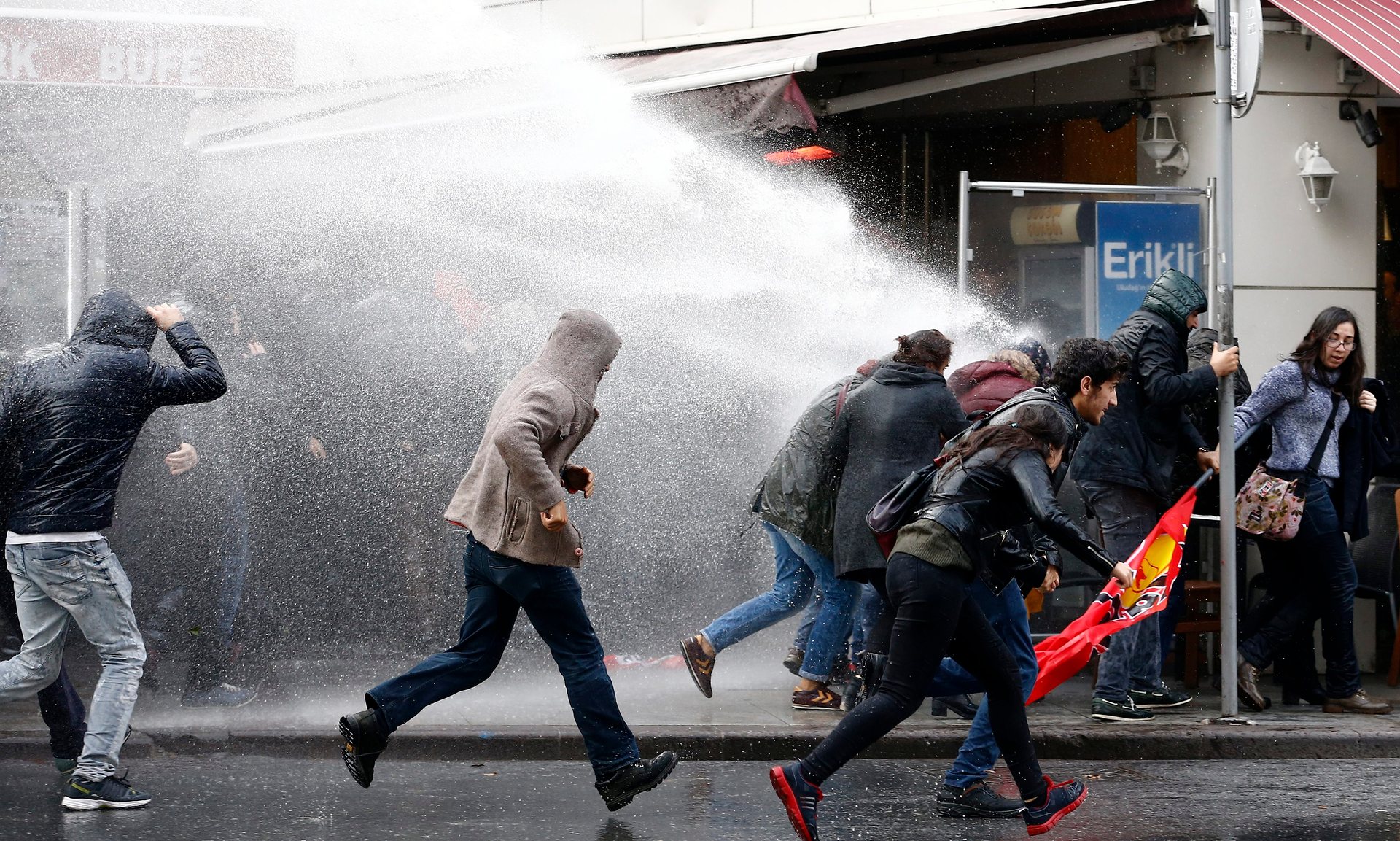 Τουρκία – Η αστυνομία διέλυσε διαδήλωση υπέρ της εφημερίδας Τζουμχουριέτ