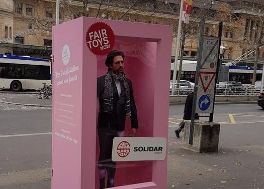 Ένας αληθινός “Κεν” διαδηλώνει για τις συνθήκες στα εργοστάσια κατασκευής παιχνιδιών – ΦΩΤΟ