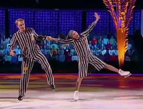 Ρωσία: Ντυμένη θύμα του Ολοκαυτώματος χόρεψε σε σόου η σύζυγος του εκπροσώπου του Πούτιν – ΒΙΝΤΕΟ