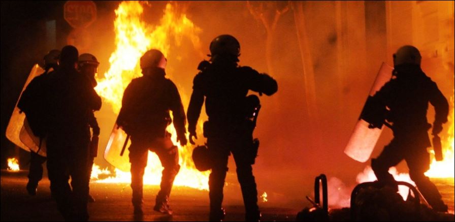 Επίθεση 80 ατόμων με βόμβες μολότοφ σε διμοιρία των ΜΑΤ