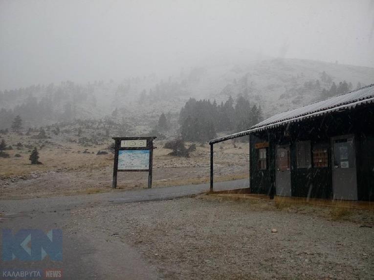 Χιονίζει στο Χελμό – Η θερμοκρασία στους 2 βαθμούς – ΦΩΤΟ