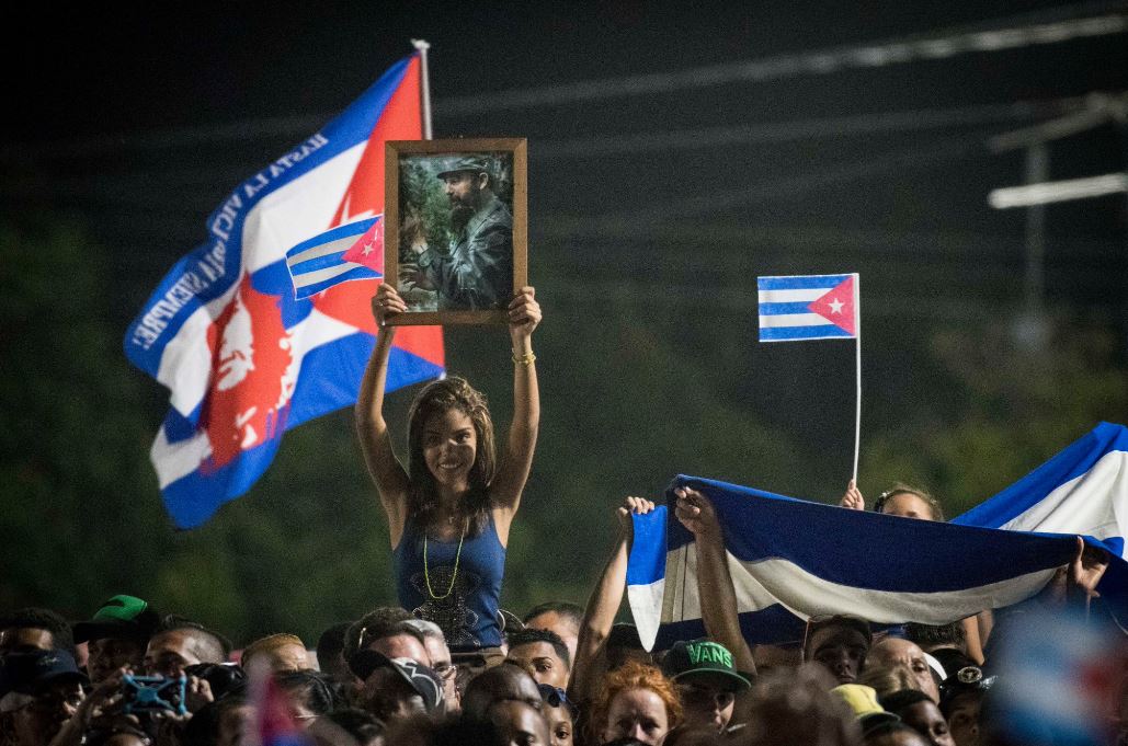 Οι Κουβανοί παρακολουθούν την ομιλία του Τσίπρα – ΦΩΤΟ
