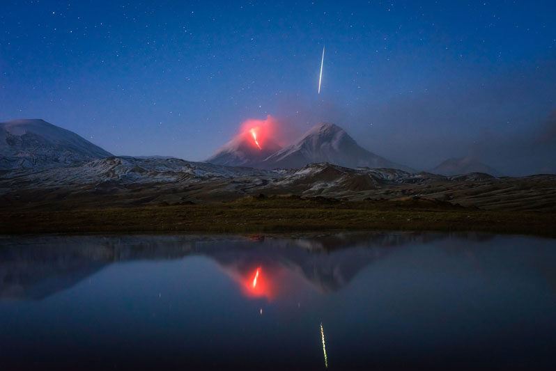 Η έκρηξη ενός ηφαιστείου κι ένας μετεωρίτης καθρεφτίζονται σε μια λίμνη – ΦΩΤΟ