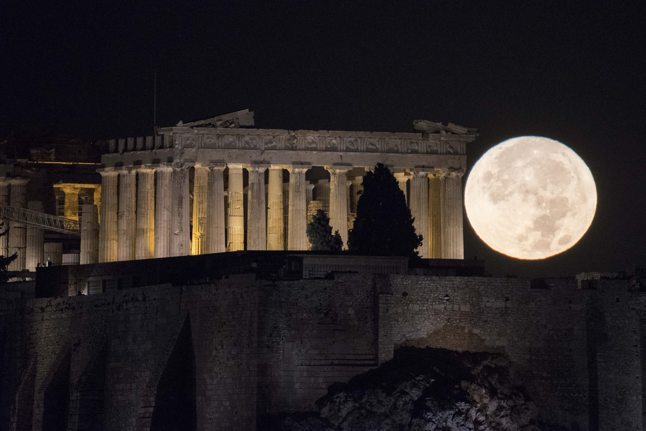 Εντυπωσιακές ΦΩΤΟ από τη Σούπερ Σελήνη