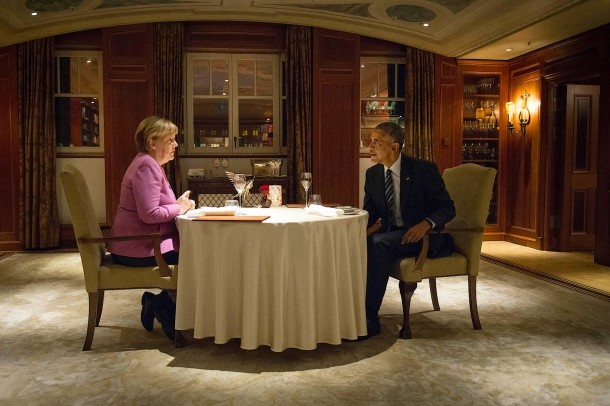 H ευχάριστη έκπληξη στον Ομπάμα πριν από το επίσημο δείπνο με τη Μέρκελ – ΒΙΝΤΕΟ