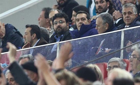 Στα αποδυτήρια της Εθνικής ο Τσίπρας: Ο διάλογος για το ελληνικό χρέος