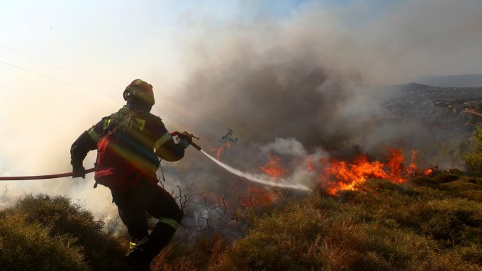 Πύρινη λαίλαπα στα Χανιά – Μάχη με τις φλόγες και τους ανέμους δίνουν οι πυροσβέστες