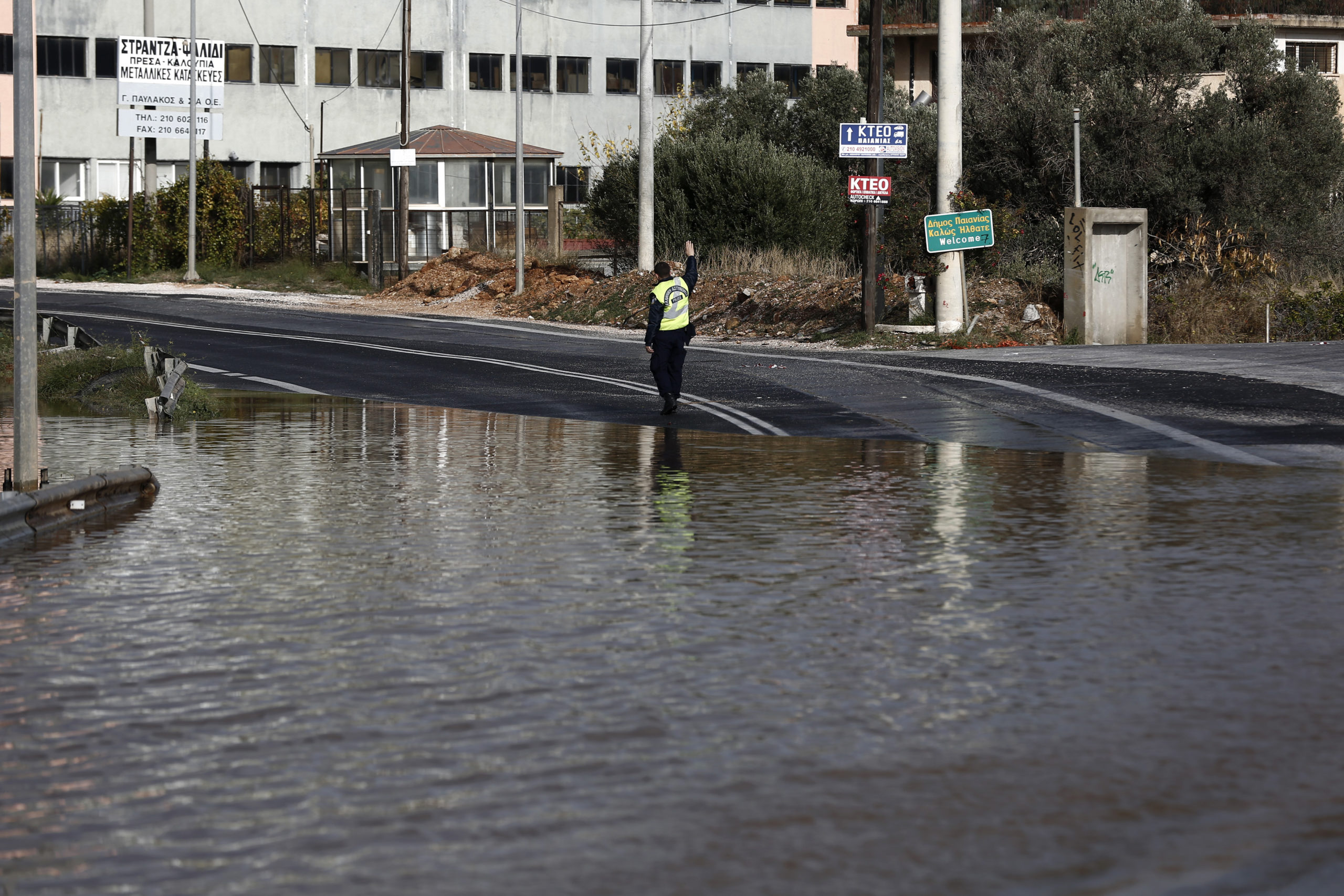 Πλημμυρισμένοι δρόμοι στο Μαρκόπουλο και την Παιανία – ΦΩΤΟ