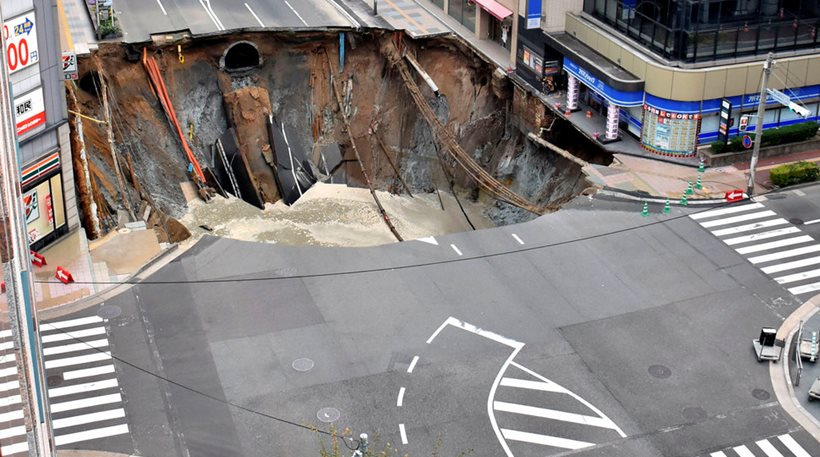 Ιαπωνία – Τεράστια τρύπα «κατάπιε» δρόμο – ΒΙΝΤΕΟ – ΦΩΤΟ