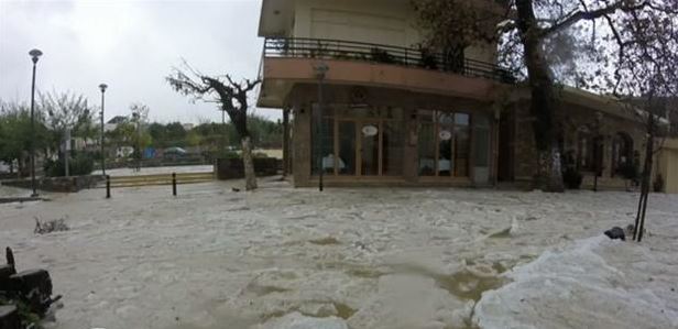 Οι δρόμοι έγιναν ποτάμια… πάγου σε χωριό της Κρήτης – ΦΩΤΟ – ΒΙΝΤΕΟ