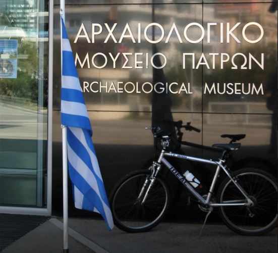 Το ποδήλατο του Κωστή Στεφανόπουλου στην είσοδο του Αρχαιολογικού Μουσείου Πάτρας – ΦΩΤΟ