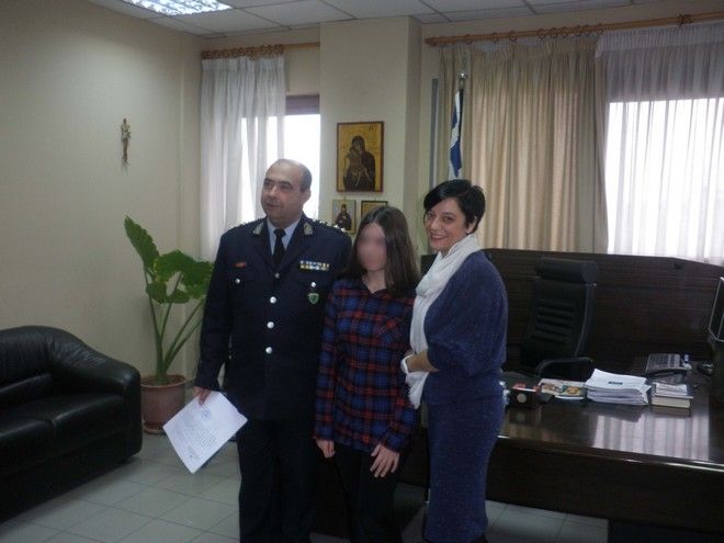 Σέρρες – 12χρονη βρήκε πορτοφόλι με 3.400 ευρώ και το παρέδωσε