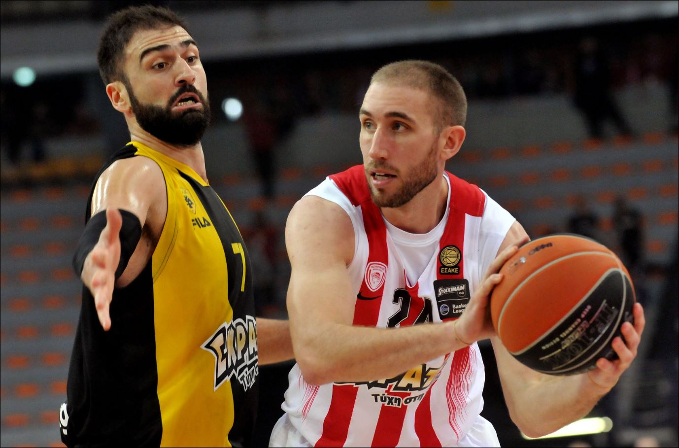 Ο Ολυμπιακός νίκησε την ΑΕΚ και έμεινε μόνος στην κορυφή