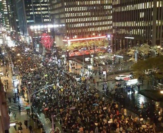 Διαδηλώσεις και επεισόδια κατά του Τραμπ στις ΗΠΑ – ΦΩΤΟ – ΒΙΝΤΕΟ