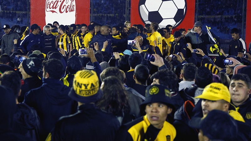 Φοβερά επεισόδια στο ντέρμπι Πενιαρόλ – Νασιονάλ – ΒΙΝΤΕΟ