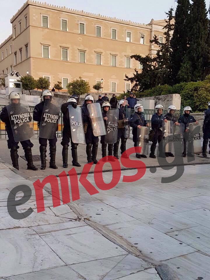 Άνδρες των ΜΑΤ μπροστά από τη Βουλή – ΤΩΡΑ – ΦΩΤΟ