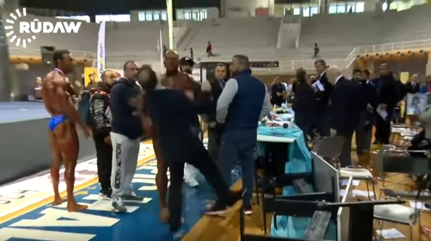 Bodybuilder από τη Ρόδο δέρνει τον κριτή γιατί βγήκε δεύτερος – ΒΙΝΤΕΟ
